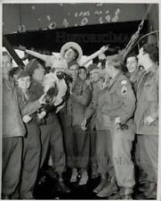 1946 Press Photo Marjorie Main celebrates with troops from the 96th division. picture