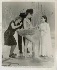 1961 Press Photo Carol Lawrence, in ballet slippers, and Linda Canby on set picture