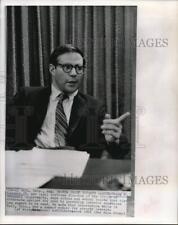 1969 Press Photo Terry Lenzner addresses poverty lawyers in Vail, Colorado. picture