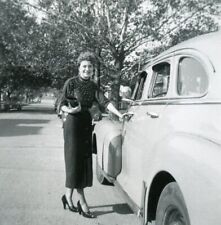 BB66 Original Vintage Photo WOMAN GETTING IN A CAR c 1954 picture