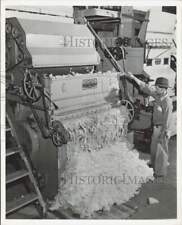 1943 Press Photo Henry T. Montgomery gins Mississippi Sea Island cotton picture