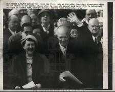 1957 Press Photo Pres and Mrs. Eisenhower Wave To The Crowd in Capitol Plaza picture