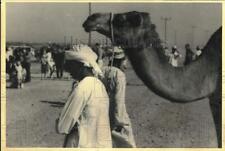 1990 Press Photo Omani tribesman & camel at province of Dhofar in Oman, Cyprus picture