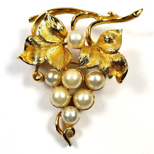 VINTAGE Goldtone LISNER BROOCH/ PIN ~ Faux PEARLS 'Bushel of GRAPES' with LEAVES picture