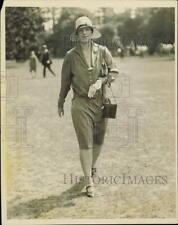 1929 Press Photo Louise Iselin crosses paddock lawn at Belmont Park, New York picture
