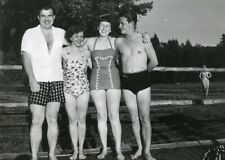 G959 Original Vintage Photo GROUP IN SWIM SUITS c 1959 picture