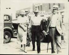 1933 Press Photo Alleged kidnappers R.G. Shannon and wife arrive in Fort Worth picture