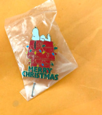SNOOPY PIN MERRY CHRISTMAS DOG HOUSE LIGHTS CHARLES SHULTZ PEANUTS CARTOON NEW picture