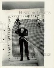 1986 Press Photo Concord firefighter Bobby Eagle descents down during training picture