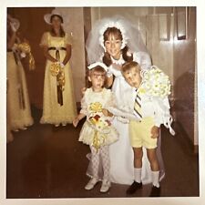 VINTAGE PHOTO Extremely Yellow Wedding Daisies bride Bridesmaids 1971 Snapshot picture
