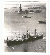 Gorgeous VINTAGE 1946 Press Photo SHIP USS Brown Victory Statue of Liberty NYC picture