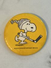 RARE 1969 N.O.S. VINTAGE SNOOPY/PEANUTS HOCKEY PINBACK/BUTTON/CHARLES SCHULZ 👀 picture