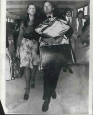 1975 Press Photo John Stonehouse & Daughter At Tullamarine Airport In Melbourne picture