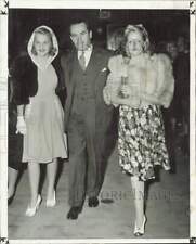 1940 Press Photo Harold Lloyd goes previewing with his daughters Peggy & Gloria picture