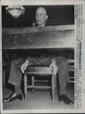 1957 Press Photo Doolittle grips the corner of his chair while in court picture