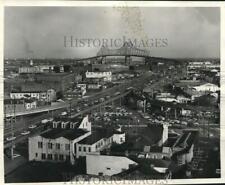 1972 Press Photo Pontchartrain Expressway surrounded by buildings and bridge picture