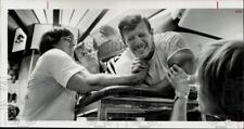 1976 Press Photo Wristwrestling contestants at Busch Bird Park. - hpa36183 picture