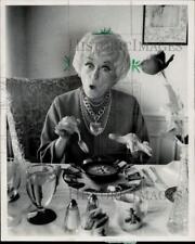 1973 Press Photo Actress Phyllis Diller Eating Lunch - lrp89251 picture