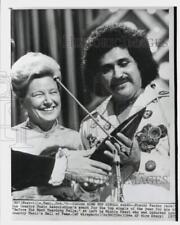 1975 Press Photo Minnie Pearl watches singer Freddy Fender receive award in TN picture