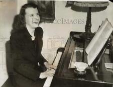 1940 Press Photo Marion Talley, opera star, playing the piano in New York picture