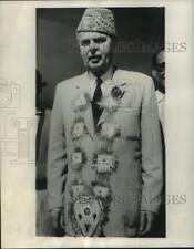 1958 Press Photo John Diefenbaker wears a jinnah cap in a Pakistan colony picture