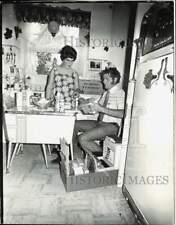 1973 Press Photo Jewel Food Stores Salesman Irv Pohlman at Customer's Home picture