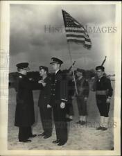 1943 Press Photo Captain Lloyd Petticord receives Decoration for Moroccan Action picture