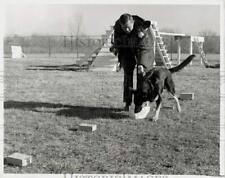 1970 Press Photo Handler Jerry Lewis with Drug Dog in Chicago, Illinois picture
