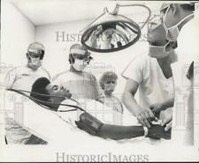 1970 Press Photo Acupuncturists attempt to anesthetize Alvarez Neely picture
