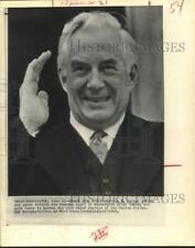 1969 Press Photo Warren Burger waves outside Supreme Court; Chief Justice picture