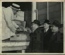 1961 Press Photo Group inspect states for Albany, NY Chamber of Commerce dinner picture