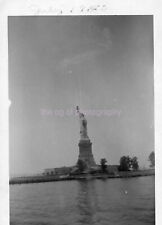 STATUE OF LIBERTY Vintage FOUND PHOTO b+w Snapshot NEW YORK 39 LA 91 Y picture