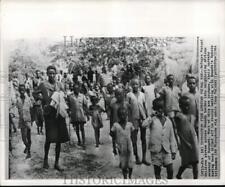 1964 Press Photo Watusi children walk across the Rwanda-Burundi border, Africa picture