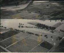 1950 Press Photo Aerial view of a farm under flood water near Laton, CA picture