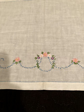 Vintage Table Runner Embroidered Wreath 37