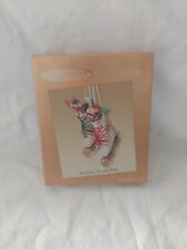(A) Hallmark Keepsake Christmas Tree Ornament Skating To And Fro 2003 New picture