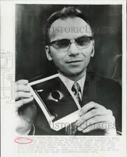 1973 Press Photo Scientist Lubos Kohoutek shows picture of comet in Houston picture