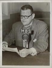 1954 Press Photo Robert F. Hurleigh, MBS news commentator - kfa02804 picture