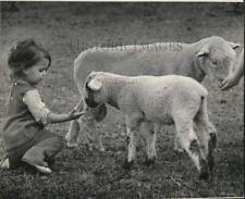 1974 Press Photo Charlotte pets sheep at Pontchartrain Beach Children's Hour picture