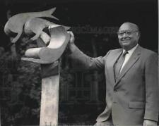 1986 Press Photo Bill Ruby, at the Milwaukee Zoo stands with the Reuben Nakian picture