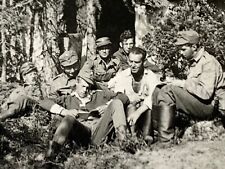 (AmB) FOUND Photograph Man Reading Book To Group Of Soldiers Military Artistic picture