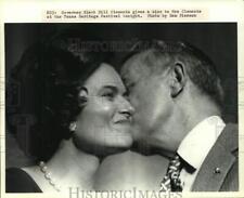 1979 Press Photo Texas Governor-elect Bill Clements kisses wife at Heritage Fest picture