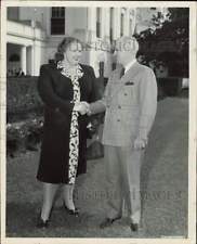 1946 Press Photo Kate Smith shakes hands with President Truman at White House picture