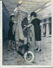 1963 Press Photo 1960s Women Get Clothes Off Furnkranz Express Scooter Vienna picture