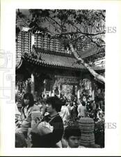 1988 Press Photo Visitors outside Building in Hong Kong - sax28818 picture