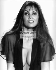 ACTRESS CAROLINE MUNRO PIN UP - 8X10 PUBLICITY PHOTO (DD960) picture