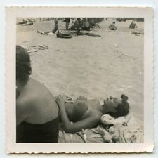 XX55 Original Vintage Photo PRETTY WOMAN SWIM SUIT SUN BATHING BOMBSHELL c 1950s picture