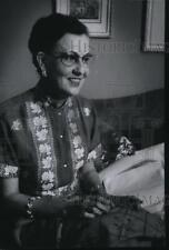 1958 Press Photo Norbert J. Klein Receives Souvenir from Women in Delhi, India picture