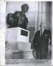 1964 Press Photo Former Indiana Gov Henry Schricker Admires Bronze Bust picture