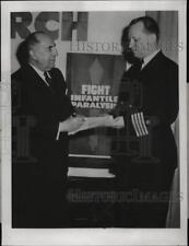 1945 Press Photo New York Postmaster Albert Goldman & Dr Walter Nelson NYC picture